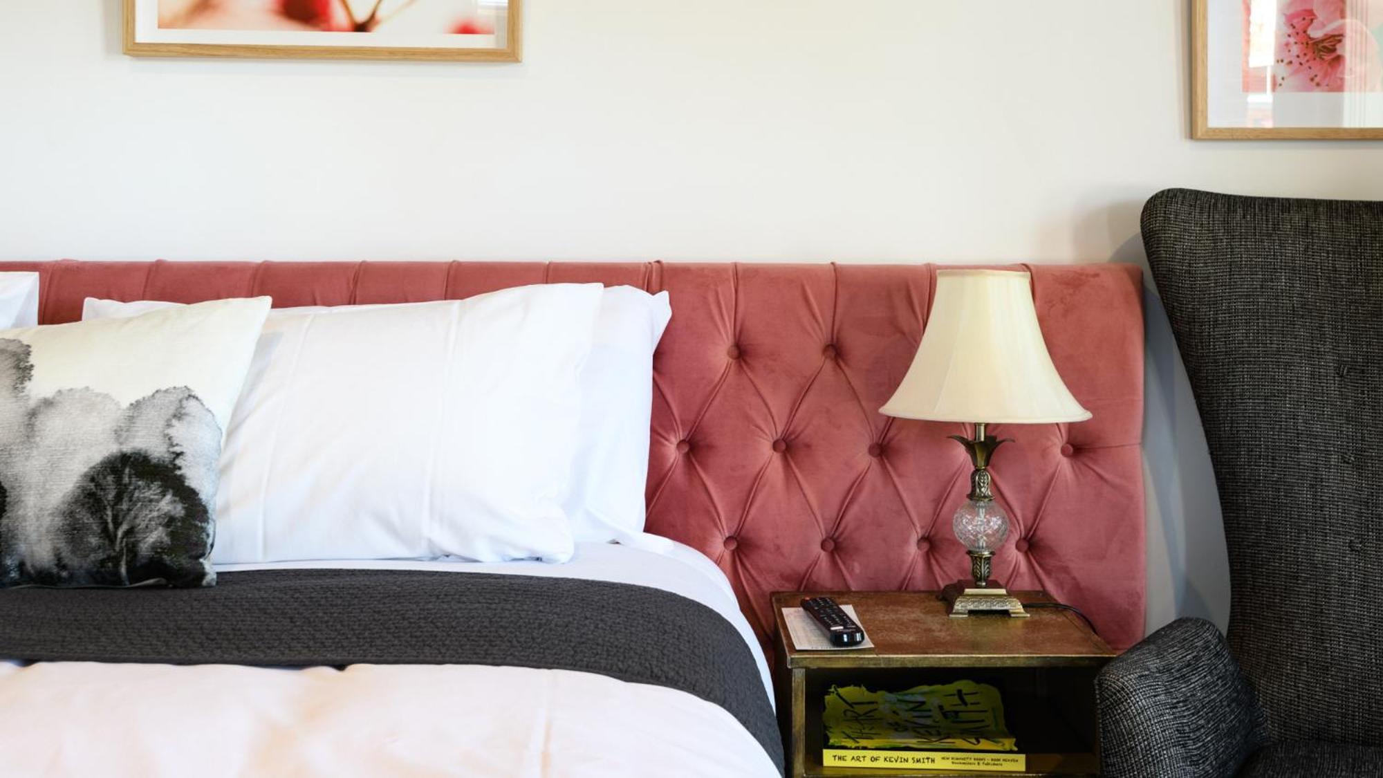 Daylesford Art Motel Exterior foto A bed with a tufted headboard